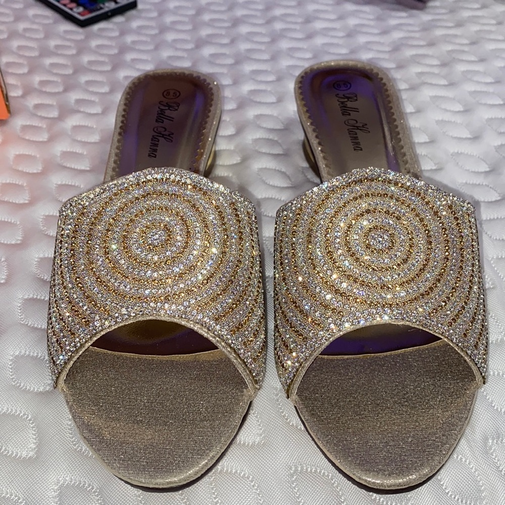 Bella Hanna Shoes Size 8.5 Color Gold